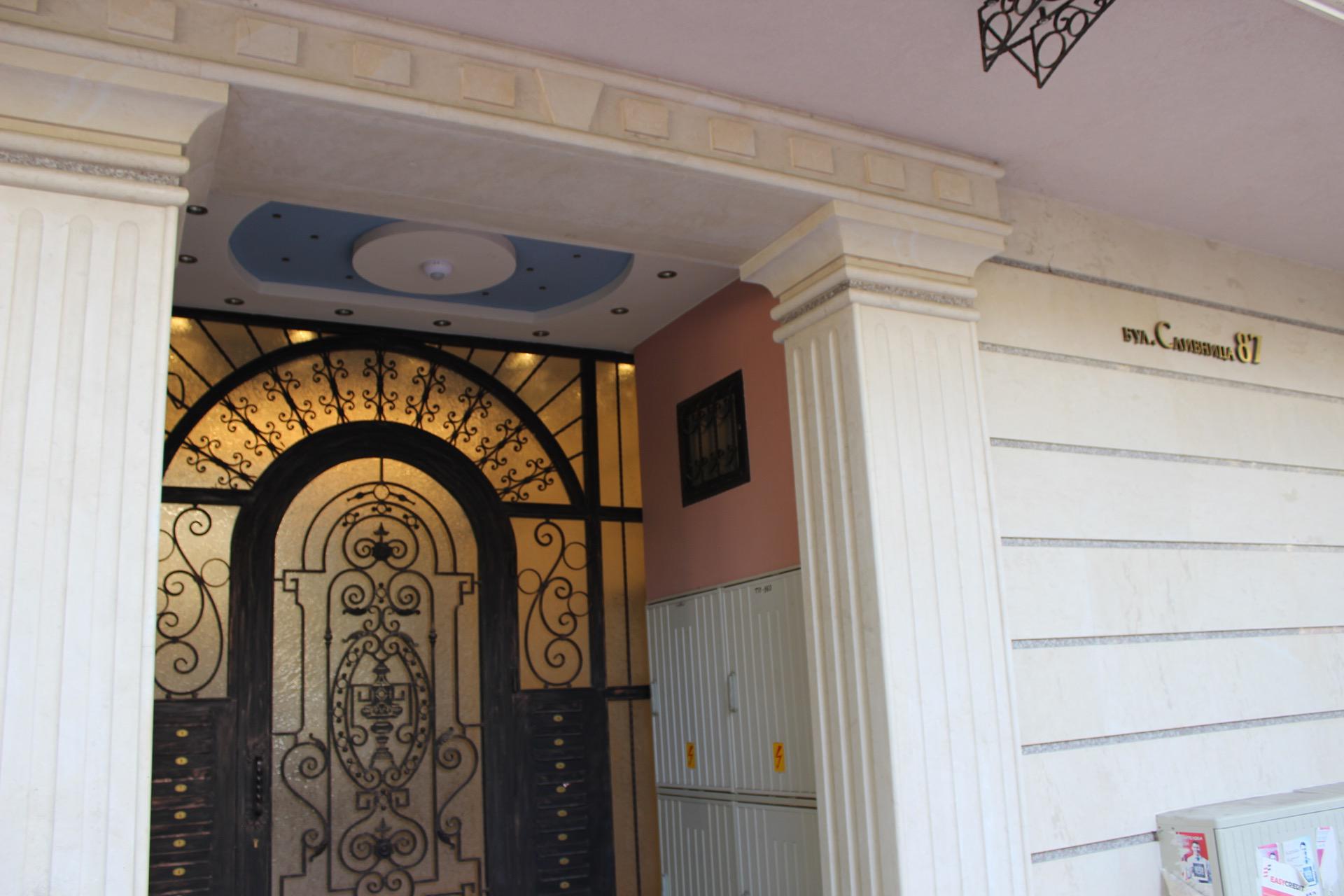 Вход на сграда ул. 