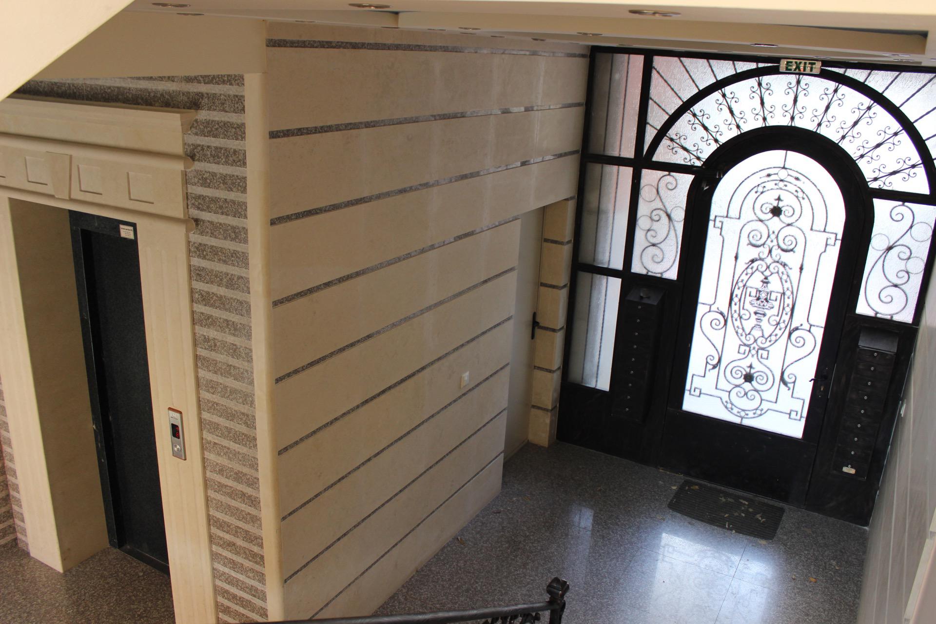 Вход отвътре - сграда ул. 