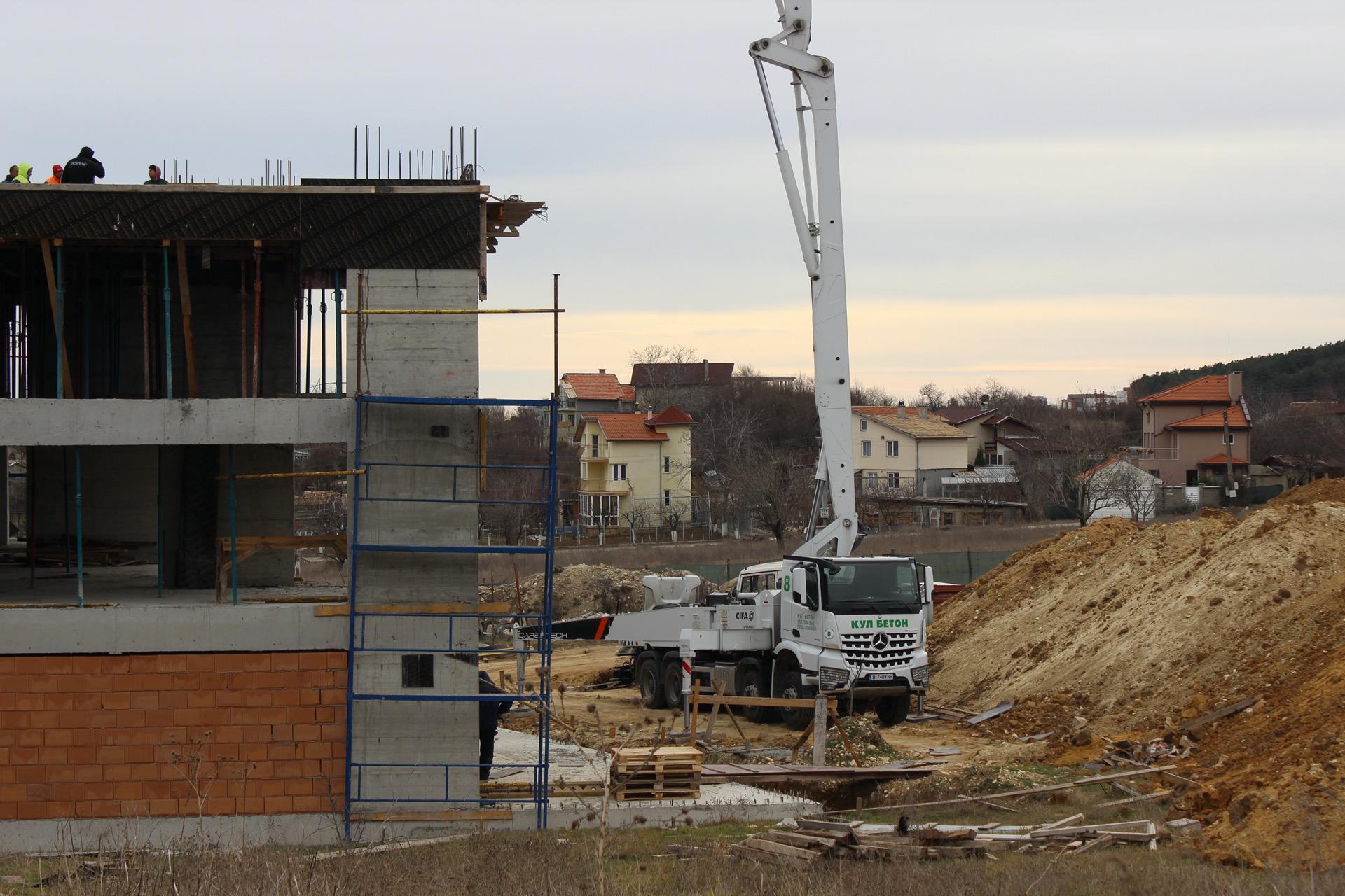 Заснемане от друг ъгъл - изливане на бетонова плоча