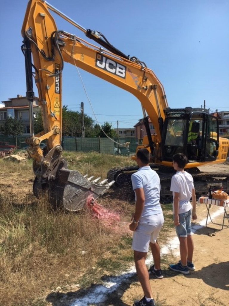 Виница Гадрън - първа комка на строежа