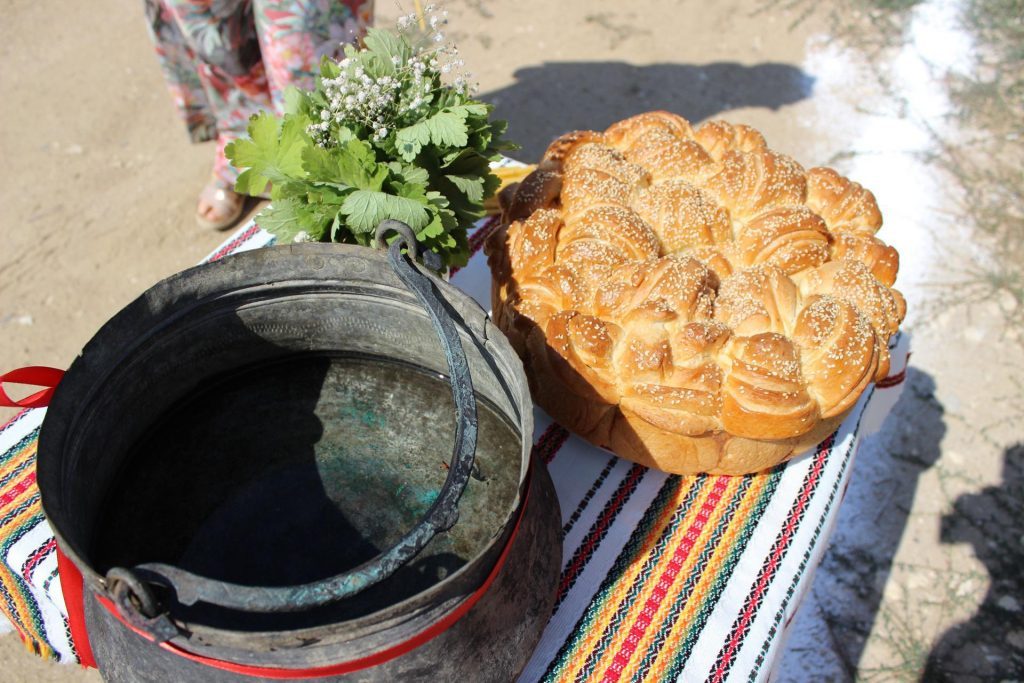 Виница Гадрън - първа комка на строежа - хляб и светена вода