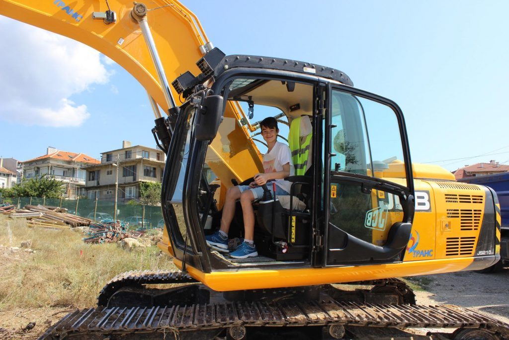 Виница Гадрън - първа комка на строежа - кабина на багер