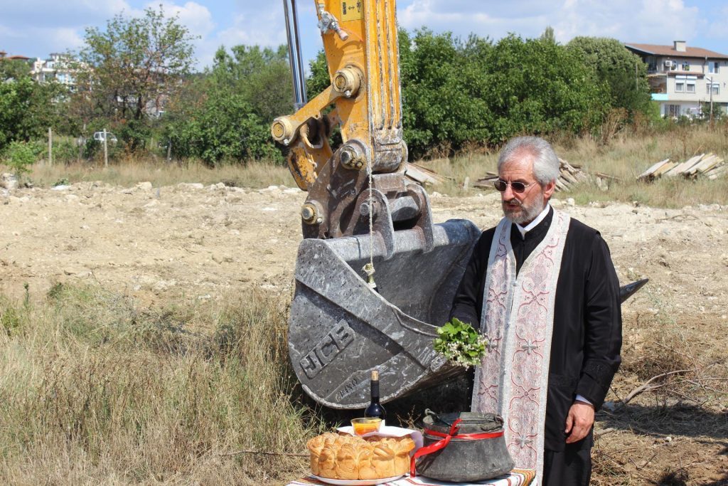Виница Гадрън - първа комка на строежа свещенник пее