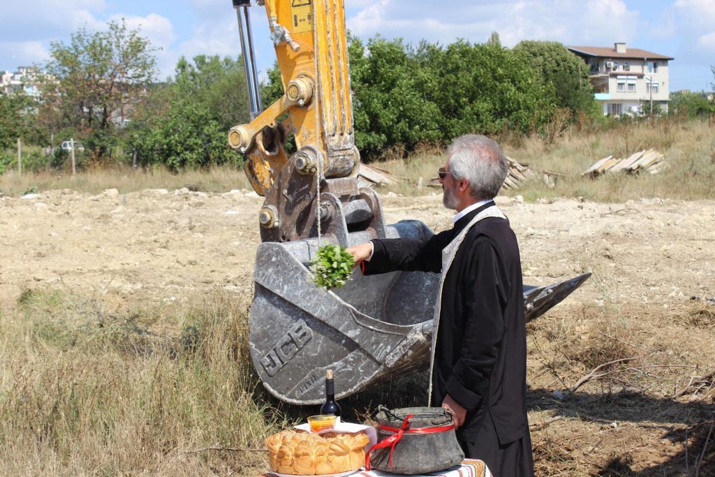 Виница Гадрън - първа комка на строежа - откриване