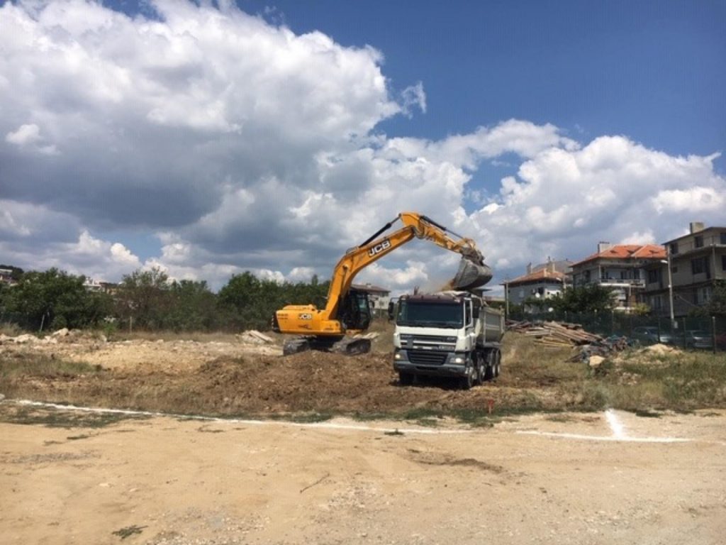 Виница Гадрън - първа комка на строежа багер